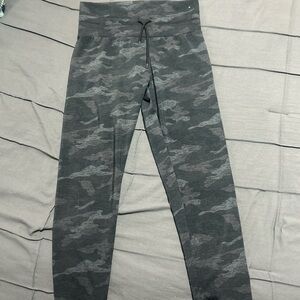 No Boundaries Women's Camouflage Leggings - Dark Gray